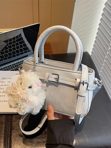 Piccola borsa tote grigio chiaro minimalista con ciondolo a uccellino e tracolla