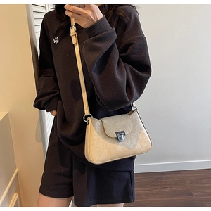 Détail du sac bandoulière en cuir plissé crème avec fermoir argenté et bandoulière