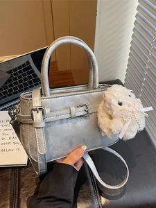 Piccola borsa tote argento metallizzato con ciondolo di peluche e tracolla alla moda