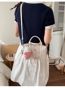 Schicke beige Tasche mit rosa Kreuzstickerei, Prägung und süßem Plüschbären-Anhänger