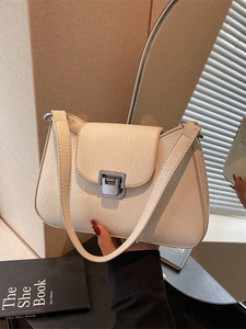 Sac sous le bras plissé crème chic avec fermoir métallique carré et style rétro français