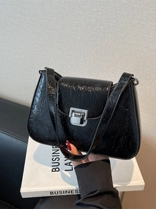Sac sous le bras minimaliste noir brillant plissé avec boucle argentée élégante
