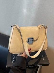 Sac sous le bras chic en cuir plissé crème avec boucle argentée et rabat élégant