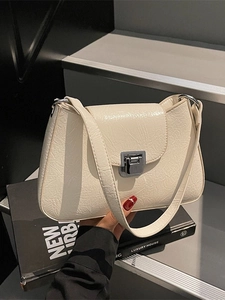 Sac à bandoulière crème minimaliste avec fini verni froissé et fermoir argenté chic