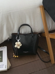 Elegante borsa sottobraccio nera in ecopelle con ciondolo a fiore e tracolla rimovibile