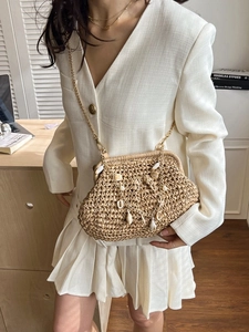 Fashionable hollow shell woven straw bag with pearl charms and gold chain strap for beach