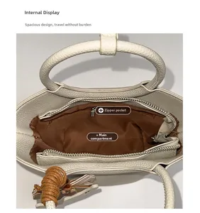 Draufsicht der weißen Eimertasche aus genarbtem Leder mit braunem Futter und Innentaschen