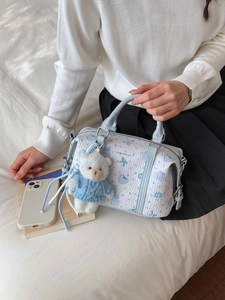 Süße hellblaue gesteppte Tasche mit Herzmuster und kleinem Bären-Anhänger-Accessoire