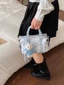 Blaue Boston-Handtasche mit Erdbeerdruck und süßem Bärenanhänger für Damen