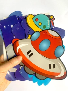 Dettaglio di pendenti in carta a tema UFO e spazio per decorazione di feste di compleanno