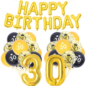 Dettaglio decorazioni 30 compleanno con palloncini numerici dorati e con coriandoli