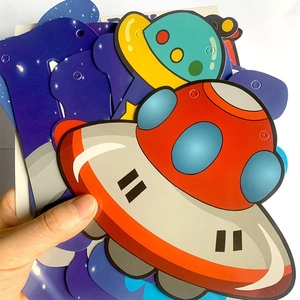 Striscione buon compleanno astronauta con decorazioni in carta a forma di razzo e pianeta