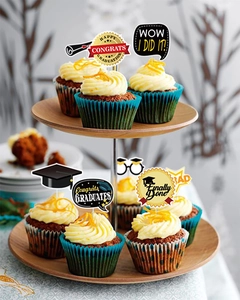 Dettaglio di toppers per cupcake di laurea con disegni di tocco e medaglia in mostra
