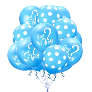 Blaue Latexballons mit Girl or Boy Text und Punkten für Gender Reveal Partys geeignet