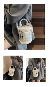 Sac seau blanc avec poignée entourée de soie et affichage du style de vie du modèle