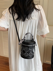 Sac seau élégant à motif géométrique gris avec poignée ornée d'un foulard en soie