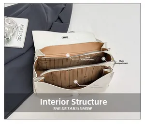Gros plan d'un sac blanc montrant la structure intérieure multicouche et la doublure