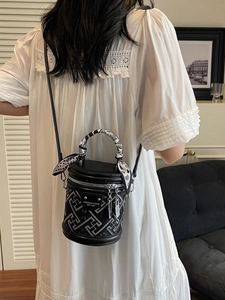 Sac seau noir chic avec broderie géométrique et poignée en foulard pour femmes