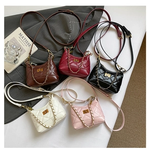 Detailansicht der Mini-Stepptaschen in Braun, Burgund, Schwarz, Weiß und Rosa