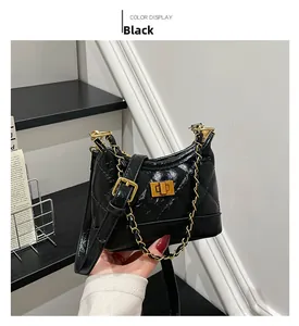 Detailansicht der schwarzen Stepptasche mit goldenem Drehverschluss und glänzendem PU