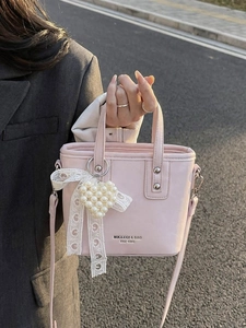 Borsa a secchiello in pelle rosa con ciondolo a cuore di perle e fiocco in pizzo