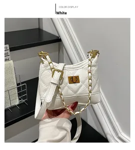 Weiße gesteppte Ledertasche mit goldener Kette und quadratischem Drehverschluss