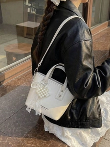 Elegante borsa a secchiello in pelle crema con ciondolo a cuore di perle per donna