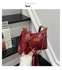 Rote Stepptasche mit goldener Kette und Verschluss in detailreicher Nahaufnahme