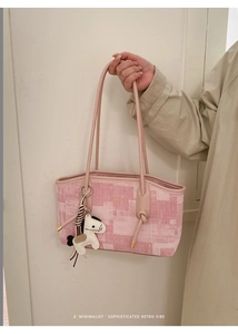 Détail du sac cabas patchwork rose avec anse en cuir et pendentif cheval décoratif