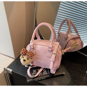 Détail du sac à main en cuir PU rose avec motif de cheval en relief et breloque chien