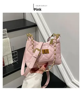 Detailaufnahme der rosa gesteppten Mini-Tasche mit Goldkette und Drehverschluss-Design