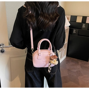 Petit sac bandoulière rose en cuir PU avec gaufrage et pendentif chien en peluche