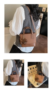 Détail du sac seau en similicuir caramel avec breloque animal mignonne et logo de marque