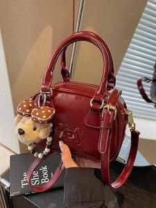 Mini Sac à Main Boston en Cuir PU Gaufré Vintage pour Femmes Sac Bandoulière Élégant Avec Pendentif en Peluche Mignon