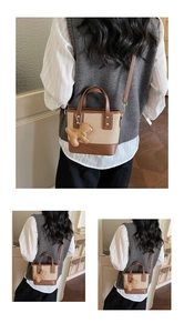 Détail du sac seau en toile et cuir avec breloque ours et bandoulière réglable