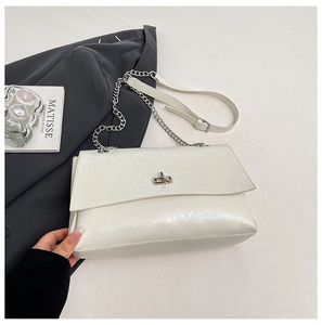Détail du sac à main en cuir plissé blanc cassé avec fermoir rotatif argenté et chaîne