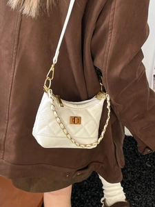 Weiße Stepptasche mit goldener Kette und Drehverschluss zu einem Freizeitoutfit