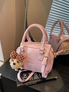 Sac à main Boston rose élégant avec motif cheval en relief et charmant pendentif ours