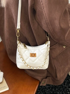 Gesteppte weiße Umhängetasche mit Goldkette und Metallverschluss am Leder-Schultergurt