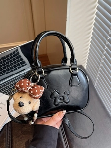 Sac à main chic en cuir verni noir avec pendentif ours et logo de cheval en relief