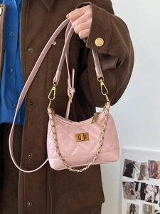 Rosa gesteppte Mini-Tasche aus Leder mit goldenem Drehverschluss und Kettenriemen