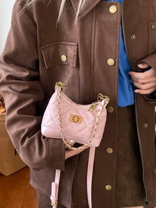 Gesteppte rosa Eimertasche mit Rautenmuster, Goldkette und Leder-Schulterriemen