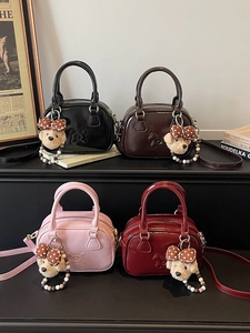 Mini sacs Boston chics en cuir verni en quatre couleurs avec breloques d'ours et bandoulières