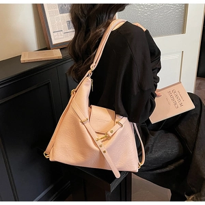 Détail du sac cabas en cuir rose avec boucle en métal doré et logo mode gravé