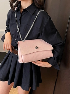 Sac bandoulière rose texture litchi avec chaîne argentée et fermoir rotatif