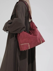 Grande borsa hobo retrò bordeaux da donna con eleganti borchie dorate a tracolla