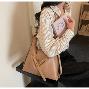 Gros plan sur le sac en cuir kaki avec boucle dorée et rabat diagonal pour le bureau