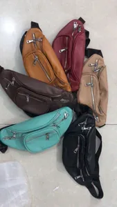 Détail de sacs banane en similicuir colorés avec multi-fermetures et sangle réglable