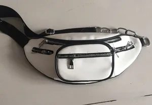 Détail d'un sac banane en cuir PU blanc avec bordure noire et chaîne métallique