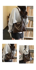 Vista dettagliata della borsa tote in pelle PU marrone scuro con tracolla regolabile